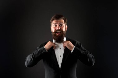 Resmi etkinlik kıyafet kuralı. Klasik bir tarz. Klasik bir kıyafet. Mükemmel damat. Papyonlu sakallı adam. İyi giyimli, titiz. Hipster resmi takım elbise smokini. Eski ve klasik arasındaki fark