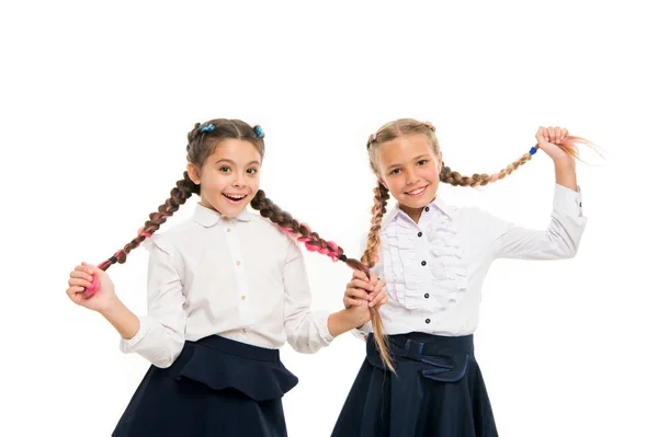 Die Haare wachsen schneller. entzückende kleine Kinder, die sich um lange Haare kümmern. Nettes kleines Mädchen mit langen Haaren Zöpfe isoliert auf weiß. Lange Haare zu Zöpfen für die Schule tragen — Stockfoto