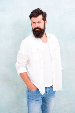 Erkek öfke vahşeti. Acımasız Macho Casual kıyafet gri arka plan. Basit ve rahat. Gündelik tarzı günlük yaşam. Yaz sezonu moda trendi. Erkeklik kavramı. Hipster uzun sakal ve bıyık