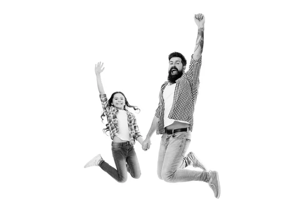 Mögött minden nagy lánya egy igazán elképesztő apa. Boldog apa és kislánya jumping örömében. Szakállas férfi és kislánya mosolyogva és kezében. Kezelése lánya szeretettel — Stock Fotó