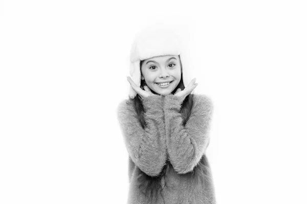 Niña usar sombrero con orejeras fondo blanco. Accesorio peludo suave. Consejos para el cuidado de prendas de piel. Niño pelo largo sombrero suave disfrutar de la suavidad. Concepto de moda de invierno. Sombrero cálido para clima frío — Foto de Stock