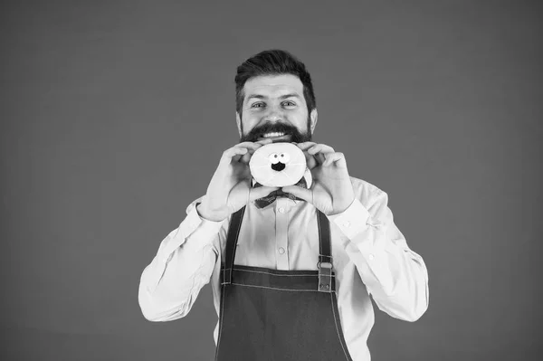 Donut espera padeiro. Hipster engraçado. Doce donut. O chefe do café. Dieta e comida saudável. Dieta de donuts. Calorias. Sente fome. Donut perfeito. Homem barbudo de avental. Comida de donut. Adicionando um pouco de diversão ao seu dia — Fotografia de Stock