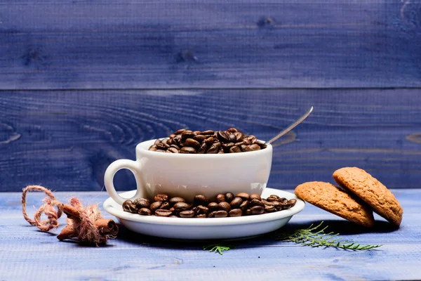 아라비카 로부스타 커피 다양한. 영감과 에너지 충전을 위한 음료. 신선한 볶은 커피 콩. 컵 풀 커피 브라운 볶은 콩 블루 나무 배경입니다. 카페인 개념. 카페 음료 메뉴 — 스톡 사진
