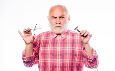 Tıraşsız yaşlı adam bıyık ve sakal vardır. Olgun sakallı adam beyaz izole. makas kesme ve fırça saç. tıraş jilet takım kiti. berber Atölyesi konsepti. tıraş aksesuarları. Bu nedir.