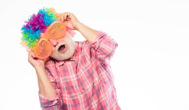 Çıldırdın mı? Doğum günün kutlu olsun. Kurumsal parti. yıldönümü tatili. Çılgın adam, eğlenceli bir ruh hali. sakalı mutlu bir adam. Kutlama emekliliği. renkli peruk ve parti Gözlük Olgun sakallı adam