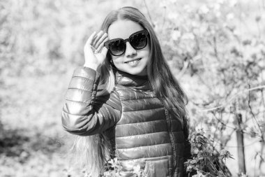 Bahar tatili. Womens günü. kiraz çiçek ile mutlu çocuk. Yaz doğası. Sakura. Doğal güzelliği. Çocukluk mutluluğu. küçük kız çiçekleri çiçek kokusu. Komple dinlenmek