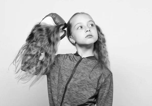 Boksen sport voor vrouwen. Sport opvoeding. Vaardigheid van succesvolle leider. Meisje schattig kind met rode handschoenen poseren op witte achtergrond. Sport opvoeding voor leider. Schattige jongen met sport bokshandschoenen — Stockfoto