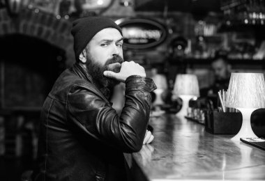 Barda oturan vahşi hippi sakallı adam. Cuma akşamı. Bar, içki içip rahatlamak için rahatlatıcı bir yerdir. Sakallı bir adam boş vakitlerini karanlık bir barda geçiriyor. Zalim, yalnız hippi. Hipster barda dinleniyor.