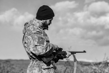 Becerileri nişan. Avcı tüfeği amaçlayan tutun. Benim hedef. Sakallı avcı boş zaman avcılık harcamak. Optik ekipman profesyoneller için avcılık. Acımasız erkeksi hobi. Hedef doğa arka plan amaçlayan adam