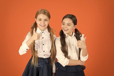 UPS okul şık için başparmak. Okul çocukları ile moda. Küçük kızlar trendy üniforma giydiği bildirildi. Pigtails şık kızlar okul için giyinmiş. Şirin kız öğrenciler. Geri okul moda stil