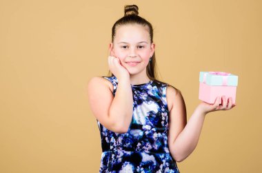 Bu hediyeye çok dokundu. Çok teşekkür ederim. Çocuk hediye kutusu bej arka plan tutun. Çocuk kız mutlu hediye. Kız sevimli kutlamak Doğum günü. Çocuk mutlu Doğum günü hediyeleri seviyor. Alışveriş ve tatil