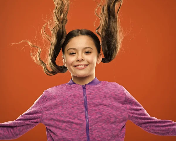 강력 하 고 건강 한 머리 개념입니다. 곱슬 머리를 치료 하는 방법. 아이 들을 위한 헤어스타일을 만들기 쉬운 팁입니다. 활동적인 라이프 스타일에 대 한의 편안한 헤어스타일 매력적인 아름다움입니다. 화려한 긴 머리 소녀 액티브 아이 — 스톡 사진