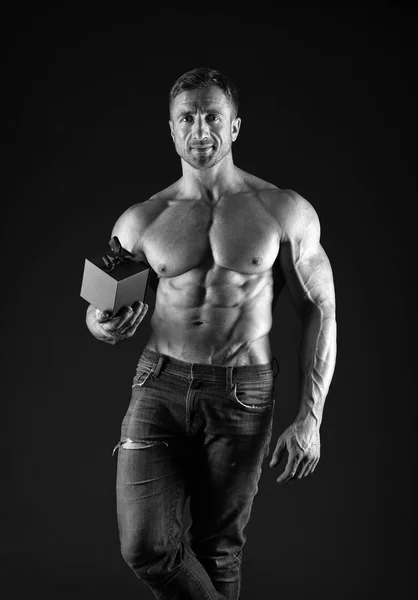 Hombre con torso desnudo muscular. mejor regalo. Tentación. brutal caja de regalo de bodega masculina. hombre macho musculoso y seguro. regalo de cumpleaños. día de boxeo. presente entrega. servicio de entrega. stripper . — Foto de Stock