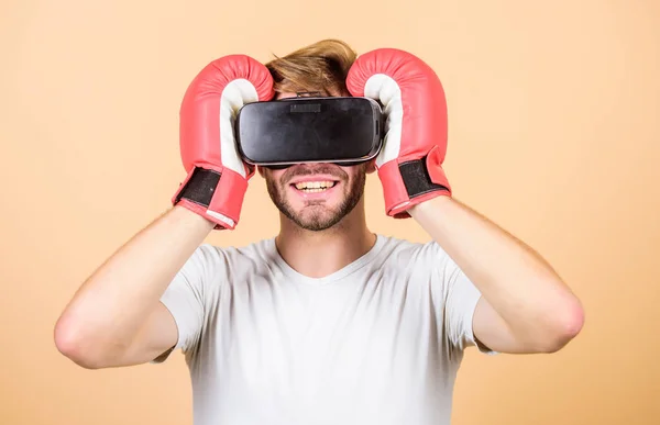 Sport. člověk používá novou technologii. boxování VR. budoucí inovace. moderní miniaplikace. Cvičím boxování. zabalení ve virtuální realitě. Úspěch digitálního sportu. muže ve VR. Futuristické hraní — Stock fotografie