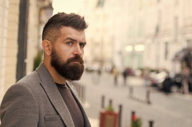 Ofis çalışanı. Sakallı adam işe yarayacak. Sokakta iş tarzında hippi. Modern şehir içinde iş adamı. Profesyonel iş adamı önde gelen yoğun yaşam tarzı. Çalışma günü başlangıcı