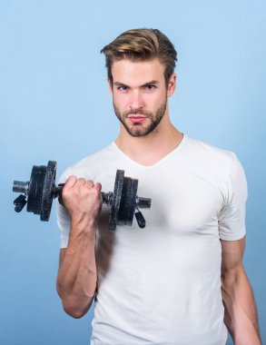 Erkek güç. adam kaldırma Barbell. spor salonunda sporcunun eğitimi. Spor dumbbell ekipmanları. Atletik Fitness adamı. Ağırlık kaldırma. Barbell ile adam egzersiz. güç ve enerji. Güçlü kaslar ve güç