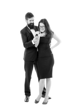 Umarım yüzüğü sever. Evlilik kavramı önerisi. Adam kırmızı kutu romantik teklif tutun. Benimle evlenir misin. Evet demek üzeresin. Benzersiz evlilik teklifi için fikirler. Çift yıldönümü ilişkilerini kutlamak