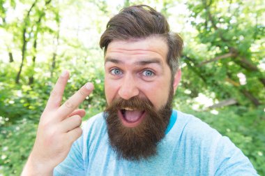 Çatallar. Ziyaretçi işaretini hakaret olarak gösteren bir adam. Acımasız bir adam saldırgan hareketlerde bulunuyor. Uzun bıyıklı ve sakallı kaba bir adam. Sakallı adam doğal ortamda gelişigüzel takılıyor.