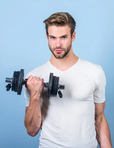 Mens power. Un homme levant Barbell. entraînement sportif en salle de gym. Équipement d'haltère de sport. Homme de fitness athlétique. Haltérophilie. séance d'entraînement homme avec haltère. puissance et énergie. Muscles forts et puissance — Photo