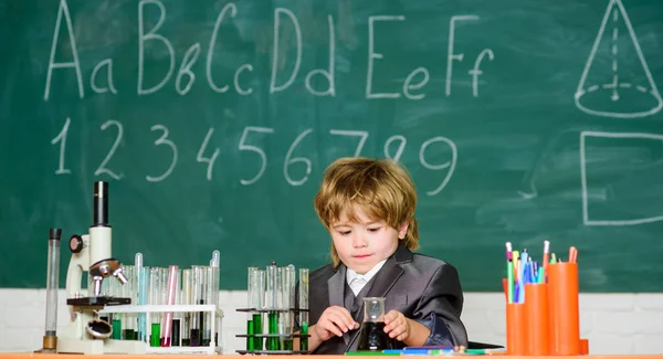 Lycklig barndom. Barn tycker om att studera. Pojke nära Mikroskop och provrör i skolan klassrum. Kunskaps koncept. Kunskaps dag. Grundläggande kunskap grundskoleutbildning. Kid studie bio Logi kemi — Stockfoto