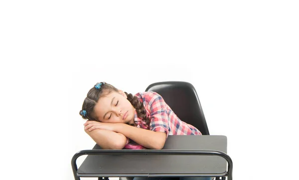 Det händer när eleven blev uttråkad. Trött liten elev isolerad på vitt. Lågstadie elev sova vid skrivbordet. Bedårande liten elev gör en tupplur under lektionen i klassen — Stockfoto