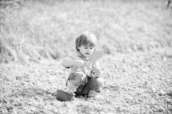 Ökologisches Leben. Anbaukonzept. Kleines Kind beim Pflanzen einer Blume. Tag der Erde. Neues Leben. Sommerhof. Landwirtschaft und Landwirtschaft. Glücklicher Kindergärtner. Botaniker. Frühlingszeit. ich liebe blumen — Stockfoto