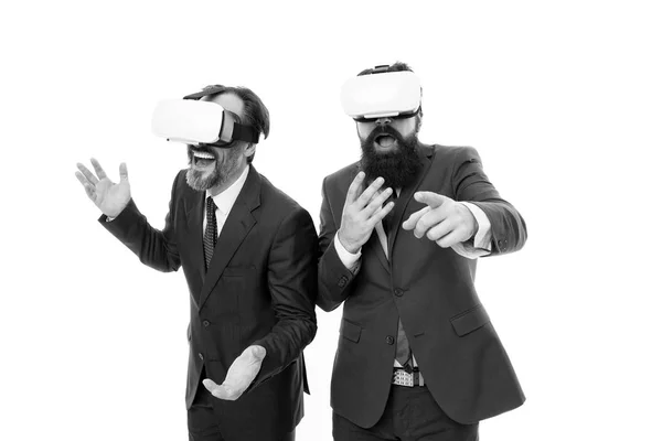 Homens barbudos fatos formais. Tecnologias digitais. Inovação empresarial. Apresentação do Vr. Homens vr óculos tecnologia moderna fundo branco. Equipe de inovadores. Negócios virtuais. Conceito de negócio online — Fotografia de Stock