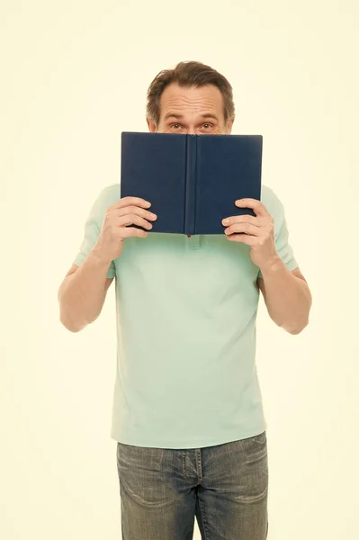 Un libro que no puede prescindir. Estudiante maduro de vuelta a la escuela. Un hombre barbudo leyendo un libro. Entrenador de negocios senior sosteniendo libro. Anciano hombre de negocios estudiando en la escuela de negocios —  Fotos de Stock