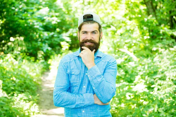 Öko-aktivista. Jóképű szakállas férfi a napos erdőben. Együtt a környezettel. Menj zöldre, gondolkozz. Földi nap. Védje a természet öko mozgását. Öko életmód koncepció. Fedezd fel a természetet. Környezetkímélő — Stock Fotó