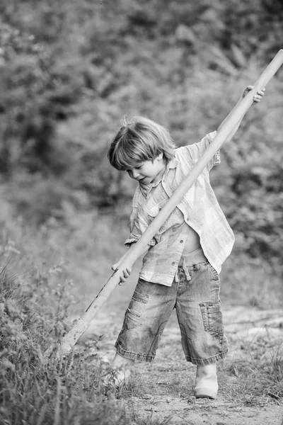Boldog gyermekkorban. Kaland vadászat kincseket. Kis segítő dolgozik a kertben. Aranyos gyermek a természetben szórakozik a lapátot. Meg akarom találni kincseket. Kisfiú lapátot keres kincsek — Stock Fotó