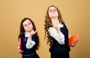 akıllı ve düz kızlar. bilgi ve eğitim. Okula dönüyoruz. günlüğü notları için defter. çalışma dersi. Kağıt klasörü ile küçük kızlar. birlikte çalışın. Okuldan beri en iyi arkadaşlarım