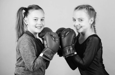 Delme nakavt. Çocukluk etkinlik. Fitness. enerji sağlık. Spor başarı. Dostluk. Mutlu çocuklar sporcu boks eldiven. küçük kızlar boksör spor egzersiz. İçlerindeki enerji