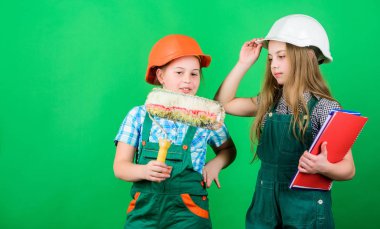 Rahibeler eve yenileme yapıyor. Yeni oyun odasını hayal etmek. Ev geliştirme faaliyetleri. Geleceğin mesleği. Çocuk kızları renovasyon planlıyor. Çocuk kız kardeşler Oda Renovasyonu çalıştırın. Amatör yenileme