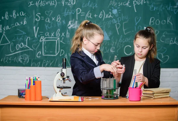 Genius gyerekek munka saját kémiai elmélet. Alapismeretek a kémia. Diákok aranyos lány használja kémcsöveket folyadékkal. Kémiai kísérlet koncepció. Biztonságos kémiai reakció biztosítását célzó biztonsági intézkedések — Stock Fotó