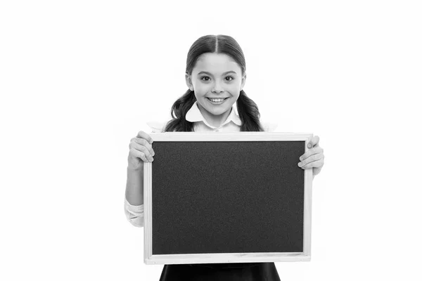 Écolière parfaite. Une fille heureuse porte l'uniforme scolaire. Retour à l'école. Écolière souriante pupille cheveux longs. Écolière diligente tenir vide espace de copie de tableau. Annonce et publicité — Photo