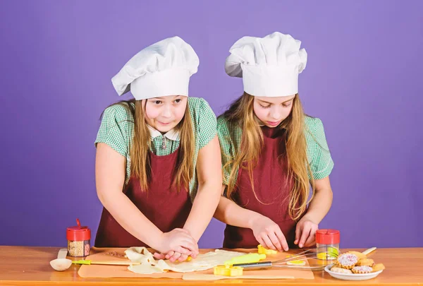Cuisine maison à votre âme. Les petites filles préparent des plats cuisinés maison. Petits enfants qui cuisinent à la maison. Adorables cuisiniers cuisine délicieuse cuisine maison — Photo