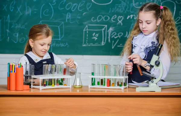 학교 실험실 파트너. 화학 분석 및 관찰 반응. 다채로운 물질테스트 튜브. 실험실용 학교 장비. 학교 화학 수업에 여자입니다. 실험으로 바쁜 아이들 — 스톡 사진