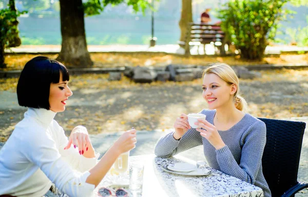 二人の女性カフェテラスの会話。友情会一体感と女性の友情。彼女を信じろ女の子の友人はコーヒーを飲み、話を楽しみます。真の友情友好密接関係 — ストック写真