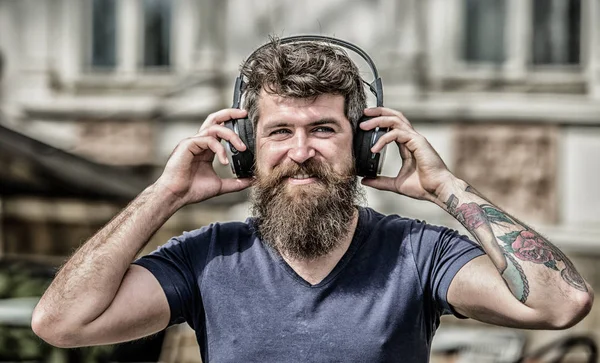 Hipster profiter d'une excellente chanson sonore dans les écouteurs. Marcher avec de la musique. Musique rythmée pour une ambiance énergique. Rythme de marche. Excellente playlist musicale. Homme barbu écouteurs hipster écouter de la musique — Photo