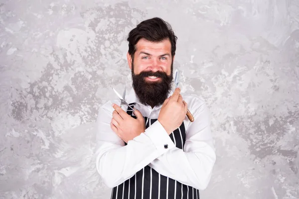 Herramientas de barbero. Cuidando bien el vello facial. Afeitado hipster barbudo. Peluquero vintage. Peluquero en delantal equipo de peluquería cuchilla y tijeras. Belleza masculina. Maestro de barbería. Mantener la forma elegante —  Fotos de Stock