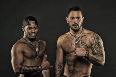 Dövme kültür kavramı. Dövme acımasız özniteliği. Erkekler acımasız çekici İspanyol görünümü vücut dövmesi. Sakallı erkekler dövmeli gövde göster. Erkeklik ve vahşeti. Acımasız sıkı maço dövmeleri olan