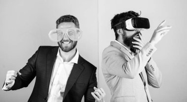 Adam sanal gerçeklik etkileşim. Hipster sanal gerçeklik keşfetmek. İş modern teknolojiyi uygular. Gerçek eğlenceli ve sanal alternatif. VR gözlük ve panjurlu plastik aksesuar sakal ile adam