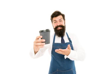 Barista sizin için kahve hazırladı. Taze kahvenin tadını çıkarın. Beyaz üzerinde izole apron olgun barista. Robusta Arabica karışımı. Taze kahve ile esinlenilmiştir. Sakallı adam kağıt kahve bardağı tutun