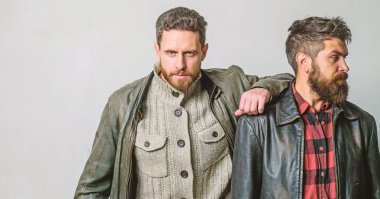 Güven ve destek. Dostluk vahşi adamlardan. Liderlik kavramı. Gerçek dostluk olgun arkadaşlar. Erkek arkadaşlık. Acımasız sakallı erkek deri ceket giymek. Gerçek erkekler kardeşlik ve güven