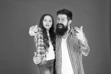 Çocuk ve babası arkadaşlarım. Ebeveynlik gol. Mutlu çocukluk. Babalar günü kavramı. Güzel baba ve sevimli çocuk sakallı. Neşeli bir aile. Mutlu Babalar günü. Baba ve kızı kırmızı zemin üzerine sarılmak