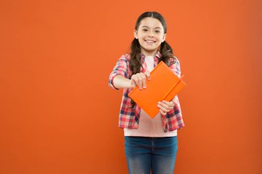 Biliyor muydun? Çalışma kitabı olan bir öğrenci. Edebiyat ve yazarlık dersi. Not defteriyle ev ödevi yapan liseli kız. Dil öğreniyorum. Ders çalışmak heyecan verici. Kitapla çalışan tatlı bir kız. İlginç bir kitap.