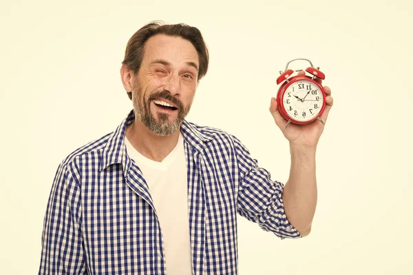 Quelle heure est il ? Homme âgé barbu avec horloge mécanique à la main. Chronométreur mature avec horloge analogique. Homme mûr tenant un réveil. Chronométrage et mesure du temps — Photo