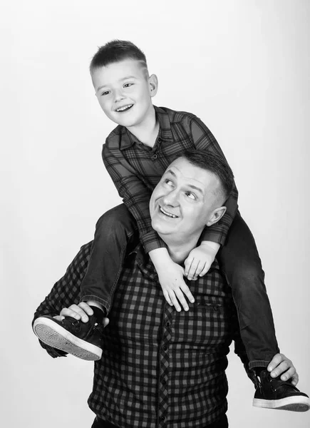 Día de los Padres. Padre ejemplo de noble humano. Padre hijo pequeño camisas rojas familia look outfit. Mejores amigos para siempre. Papá apoyando a un niño adorable. Divirtiéndose. La felicidad es el padre del niño — Foto de Stock