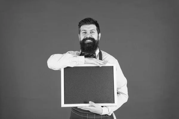 Cozinha comercial. Bem-vindos. Restaurante ou café comercial. hipster barbudo cozinhar em avental na cozinha. Chef homem feliz com quadro-negro, espaço de cópia. Grande cozinha. cozinhar por receita. placa de menu — Fotografia de Stock