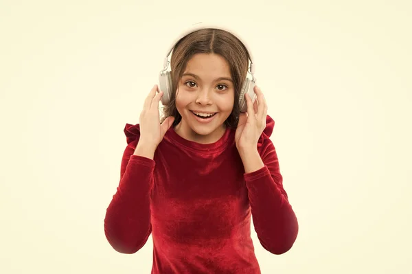 Es hora de relajarse. niño pequeño con auriculares. música. Escucha el libro. educación audio. Feliz día de los niños. infancia y felicidad. moda infantil y belleza. niña pequeña en vestido rojo — Foto de Stock